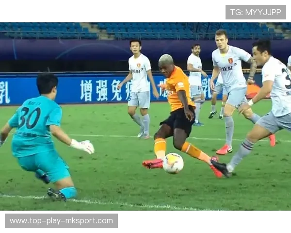 国米边路突破与中路直塞联动，形成压倒性攻势